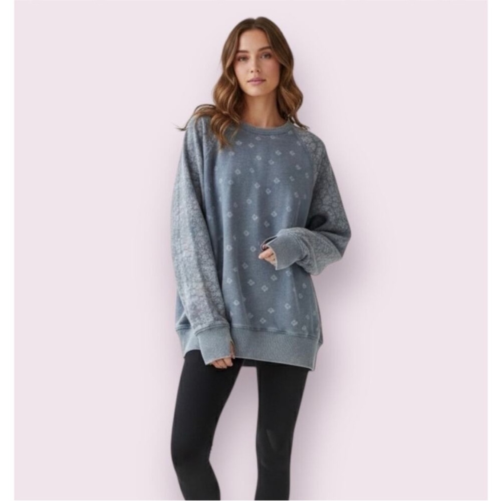 Areie Bandana print Crewneck sweatshirt in gray and white. Size: XSmall